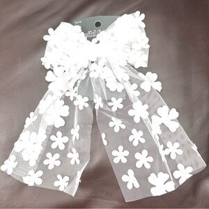 Wild Fable NWT White Floral Bow
